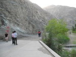 鐵門關位於怪石崢嶸的庫魯克塔格山中, 關後有條絲路古道, 是兩千多年前的絲綢之路, 沿著孔雀河進入一條３０公里長的峽谷
IMG_00423