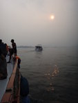 船回西貢市途中景非常矇矓, 煙霞遮太陽變可以直接望太陽添
DSC03376