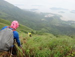 沿黃嶺南脊路落一段便移往左邊谷位, 下望馬屎洲(右)及船灣淡水湖主壩(左)
DSC05499