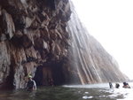 火石西南洞口左望嚥喉洞, 大雨令洞壁變水瀑
DSC05723