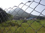 鐵絲網內的梅子林村及背後的石芽山
DSC03106