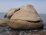 海邊一裂口石, 口內重有一小石添
DSC03533