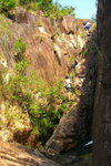3 guys are climbing the 一線瀑