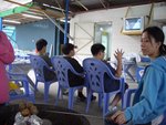 三名男孩在看電視