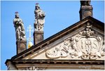 布拉格建築給人整體上的觀感是建築頂部變化特別豐富，並且色彩極為絢麗奪目（紅瓦黃牆），因而擁有「千塔之城」、「金色城市」等美稱，號稱歐洲最美麗的城市之一。