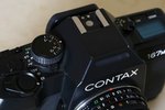 Contax 167MT機頂！主要的部件也以Contax傳統的機器式按鈕及轉盤為主，方便之餘出錯的機會也少。