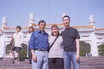 10/2006   李寶璇伉儷與大兒子在台北.