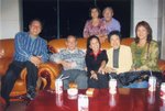 後排：鄭永豐夫婦，前排左起：鄭國偉，關本龍，關慧芳，關鄭順便，鄭國偉太太．