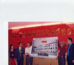 南加州河內華僑師生聯誼會代表洪堯子，溫能興，關慧芳向武嗚海內外越南僑校校友聯誼會贈送紀念品．