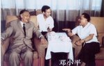 中華中學校友李文坤替中國領導人鄧小平和越南領導人黃文歡當翻譯。