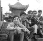 1968年　廣州烈士陵園  左一：馮景智，關家和，趙崇慶，吳德樹，李寶璇．