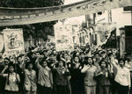 1964年    河內中華中學師生的抗美示威遊行.