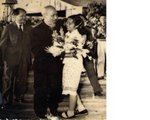 1957年12月    中華中學女生楊雪娥向胡志明主席&#29486;花.