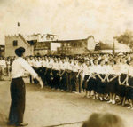 1954年   河內華僑學生歌唱隊&#36810;解放.