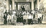 中華中學勞動青年團員在"79個春天"公園合影.