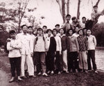 王庭芳老師(左二)與'67屆同學在和平省中華中學分校.