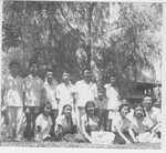 1958年　初三戊班同學與班主任老師戴日新（國內）丘國鈿老師（國內）關懷炎老師在河內獨木寺留影。