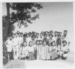 1958年　初三戊班同學與班主任戴日新老師（國內）郊遊。