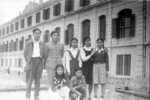 1961年　國內老師戴日新（左２）與'61屆同學：前右１李子輝，鄭秀卿。後右１李麗容，陳麗娟，丘安妮。