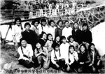 中華中學'67&#23626;同學在疏散地點留影．
