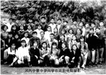 中華中學'67&#23626;同學在疏散地點留影．