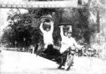 01/5/1976    時任河內摩托車俱樂部&#25934;&#32451;的'68&#23626;同學鍾啟昌,在環還劍湖節日巡遊中,駕駛三輪摩托車,表演行進中更換輪胎技術.