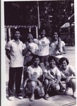 1960年　李南華與越南&#37921;道部女子籃球隊．（左一男：李南華，右下一：李蘇秀珍，郭隆盛）．