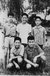 1958年　河內還劍湖畔　中華小學六甲班　後排左一：黃天寶，莫世芳，鄧世根．前排左：黃永康，陳森泉．
