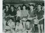 河內男女乒乓球代表隊。前排左一是中華中學女生樊秀菊；後排左二，三是陳婉茜，汪海燕。