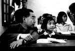 1956年　河內中華中學　周總理與曾玲玲同學．