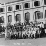 1960年　 初二丙班（'64&#23626;）全體同學．