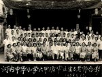 1957年　河內中華小學六甲班畢業同學與老師合影．