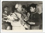 1961年     中華中學圖書館      胡志明主席和何文傑同學('64屆),呂美虹同學一起.