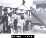 往難民營.