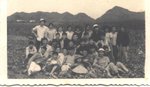 1963年秋   '64屆同學於和平省九龍農場勞動
(前排左一) 關家義老師
(前排右一) 班主任鍾國榮老師．