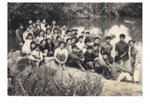 和平省諒山縣天鵝湖畔 '67屆同學與
張素珠老師 (最前中)
曾明老師 (右一) 及 區伯芬老師 (右二)．