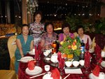 左一：黃春齡，何佩珠，李玉嬌，劉麗英，潘慧娘（考之妻）．