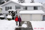 北國風光，雪飄冰封．大風雪過後在家門前的黃成強夫婦（溫哥華）．