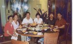 2005年　香港　左起：關詠逑，吳袓義夫婦，吳袓謙夫婦，趙崇慶．