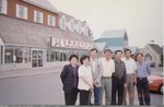 1998年　多倫多　攝於馮典興夫婦的富華超級市場前．
