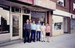 1998年　多倫多　攝於黃富平的餐廳門前．