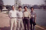 11/1994　河內還劍湖畔'64届同班同學的久別重逢．（左起）趙崇慶，洪紹群，李汝建，成勇．
