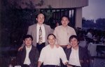 04/1995 河內西湖畔　（前左）洪紹群，趙崇慶，關啟文．（後左）李文均，李軍．