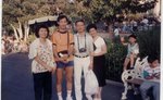周寧國夫婦在法國迪士尼樂園巧遇丘復旦夫婦．