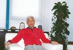 現在香港中文大學工作的'65届同學王義智．