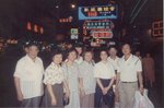 1991年　與溤碧雲同學一家攝於香港街上　