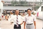 1979年   譚友初老師在香港深水&#22487;越南難民營.