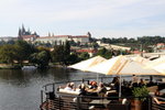 露天茶座欣賞 Vltava (伏爾塔瓦河)和對岸城堡