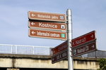 往 Kostnice (人骨教堂) 的指示路牌