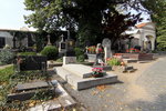 教堂旁的墓園